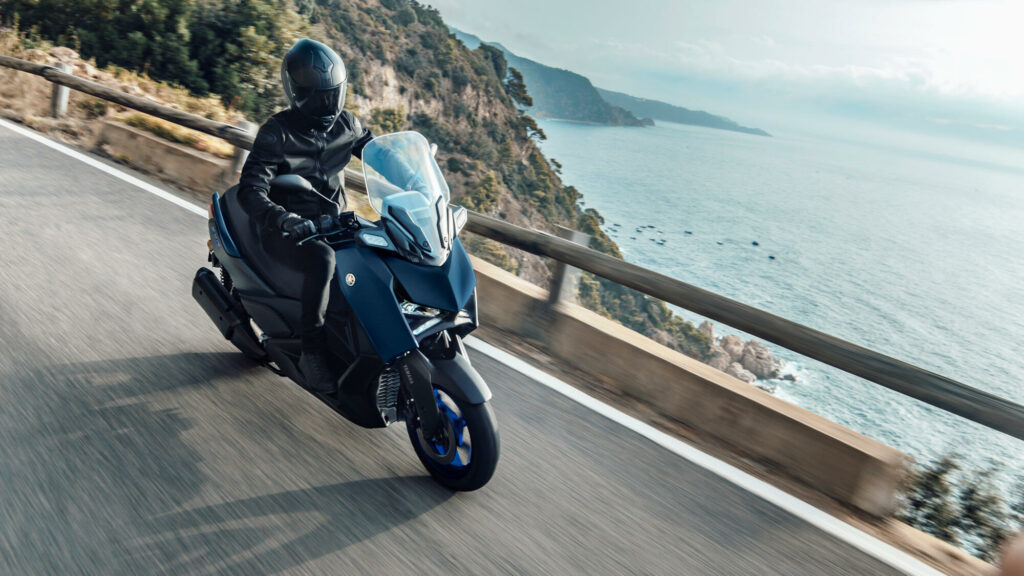 Yamaha XMAX 300 Sport: Dos cascos y postura regulable