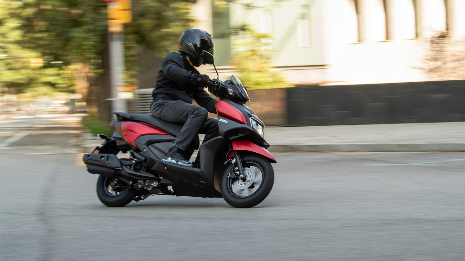 Yamaha RayZR 2024 roja circulando en la ciudad