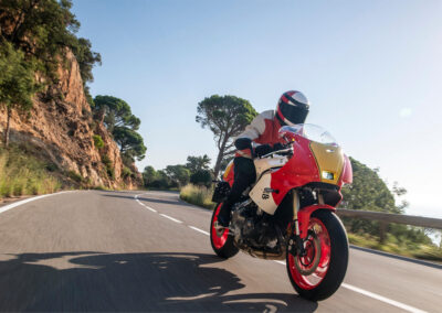 XSR 900 GP Legand Red calle