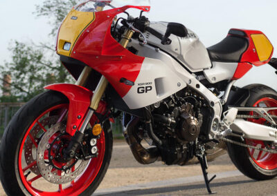 XSR 900 GP Legand Red calle
