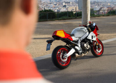 XSR 900 GP Legand Red calle