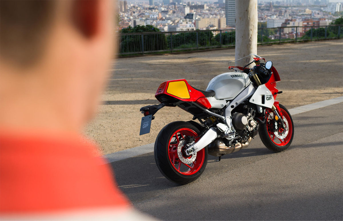 XSR 900 GP Legand Red calle