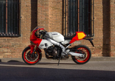 XSR 900 GP Legand Red calle perfil izquierdo