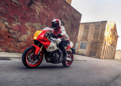 XSR 900 GP Legand Red calle