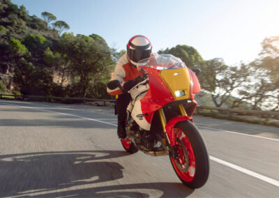 XSR 900 GP Legand Red calle
