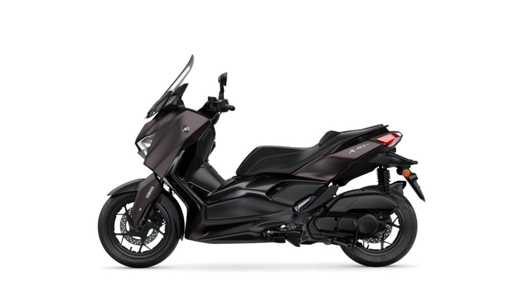 Yamaha XMAX 125 Tech Max Sport: Óptica delantera en X y full LED