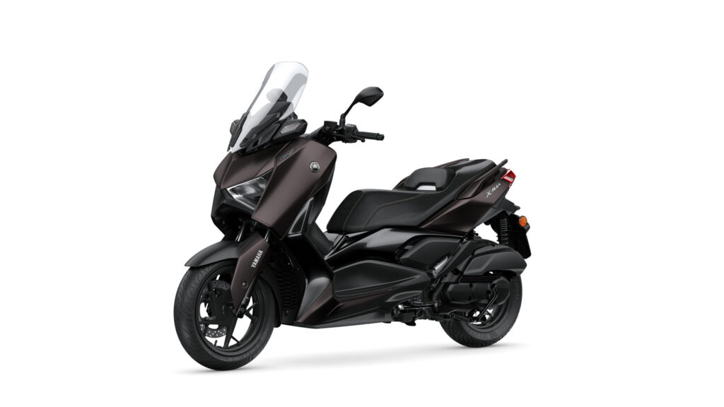 Yamaha XMAX 125 Tech Max Sport: Dos cascos, cúpula y manillar ajustables