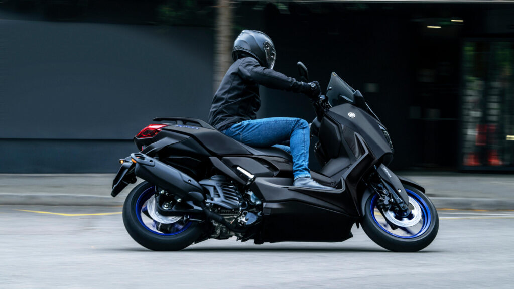 Yamaha XMAX 125 Winter: Dos cascos, cúpula y manillar ajustables