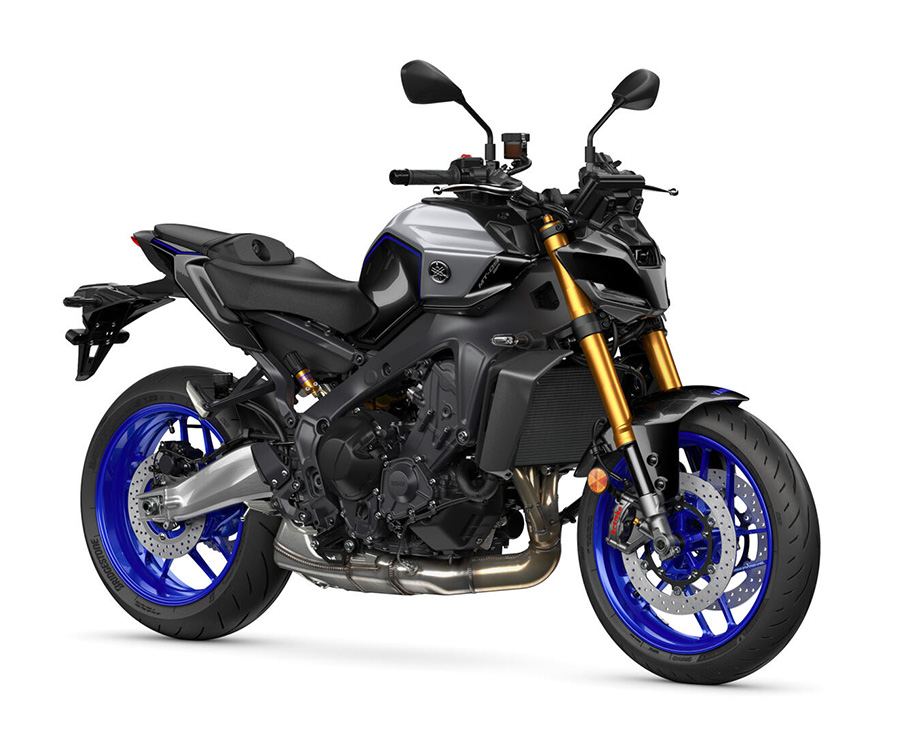 YAMAHA MT09SP 2023 SOBRE FONDO BLANCO EN DIAGONAL DERECHO