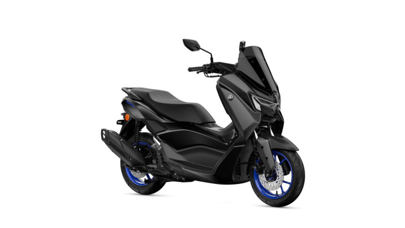 Yamaha Nmax 2025 color negro con llantas azules sobre fondo blanco