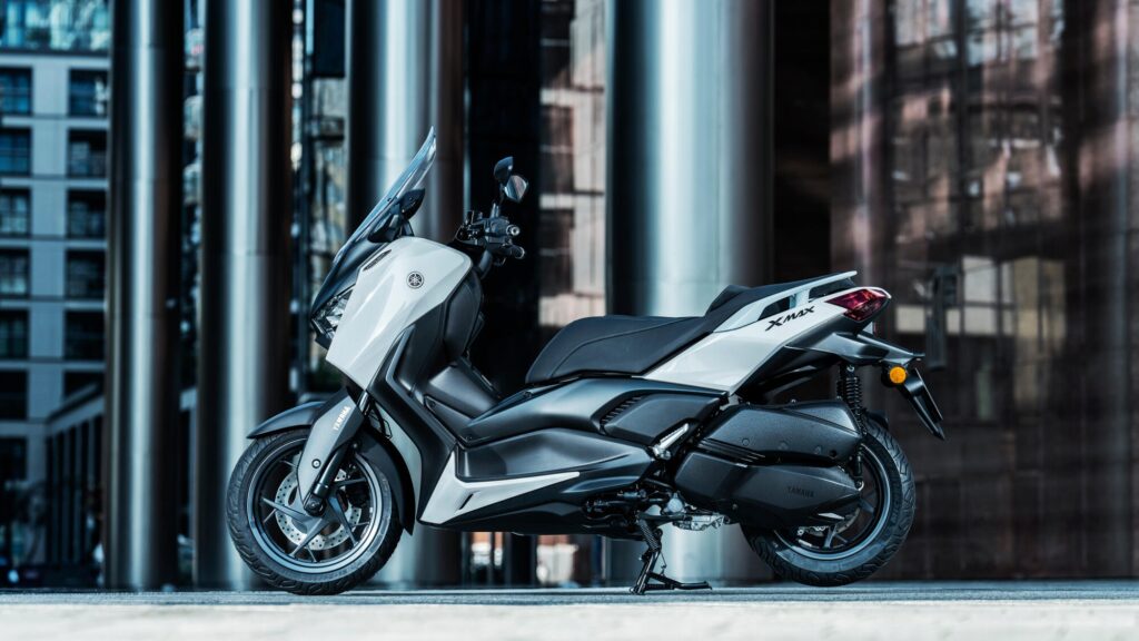 Yamaha XMAX 300 Tech Max Sport: Dos cascos y postura regulable