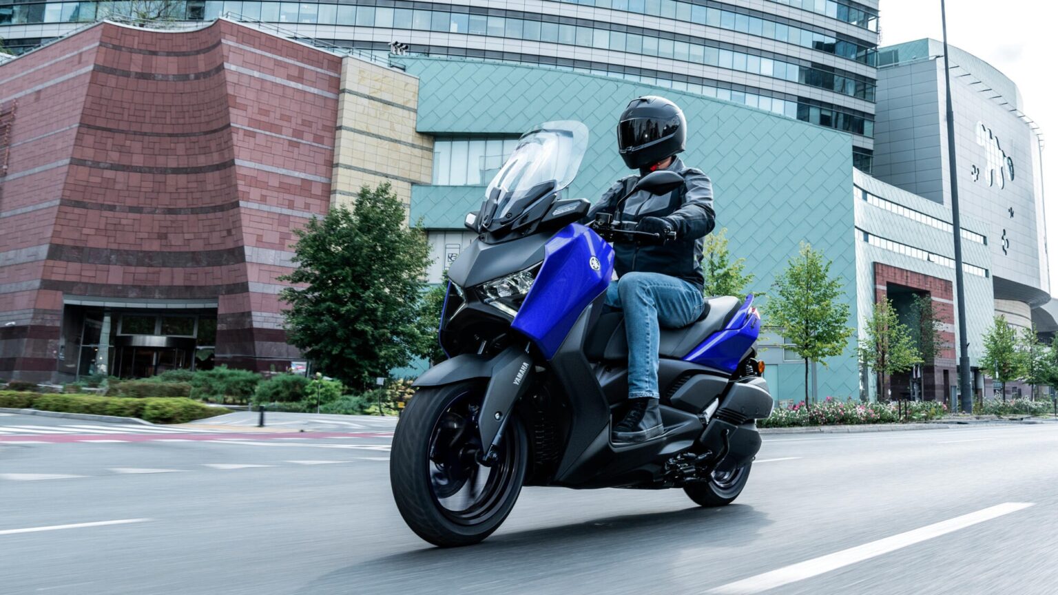 Vídeo oficial Yamaha XMAX 300 Performance
