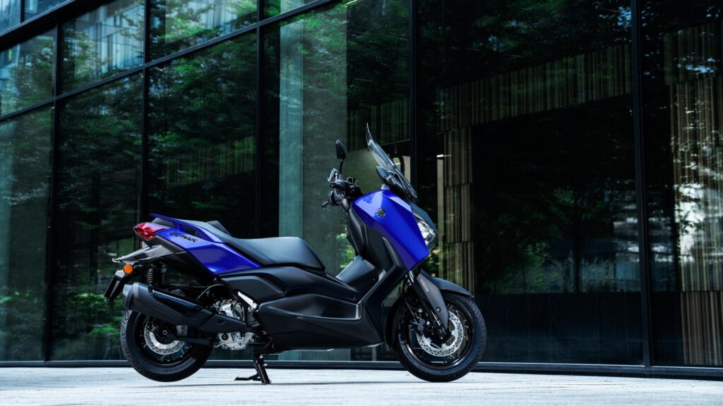 Yamaha XMAX 300 Performance: Dos cascos y postura regulable