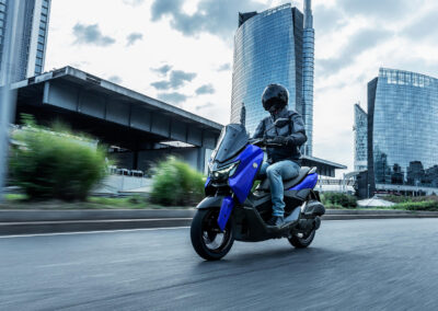 Yamaha NMAX 125 2026 Icon Blue en ciudad 1
