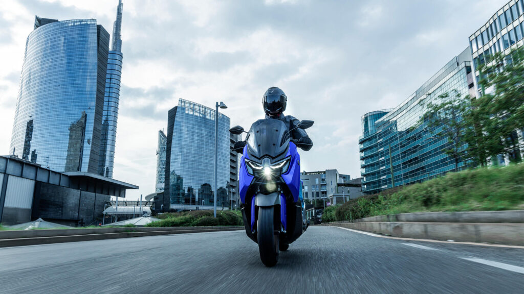 Yamaha NMAX 125: Estilo MAX y faro de doble óptica