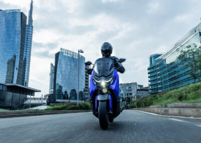 Yamaha NMAX 125 2026 Icon Blue en ciudad 2