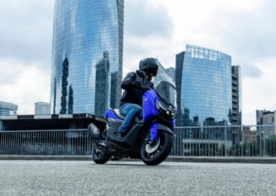 Yamaha NMAX 125 2026 Icon Blue en ciudad 3
