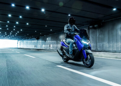 Yamaha NMAX 125 2026 Icon Blue en ciudad 4