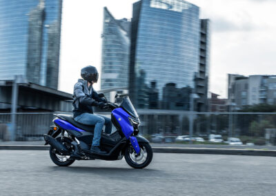 Yamaha NMAX 125 2026 Icon Blue en ciudad 5