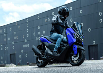 Yamaha NMAX 125 2026 Icon Blue en ciudad 6