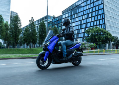 Yamaha NMAX 125 2026 Icon Blue en ciudad 7