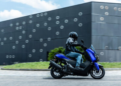 Yamaha NMAX 125 2026 Icon Blue en ciudad 8