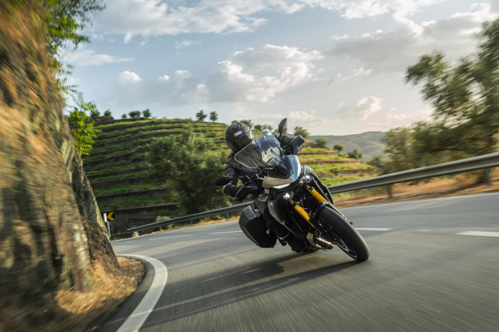 Yamaha TRACER 7 GT 35 kW Y-AMT: Suspensión touring
