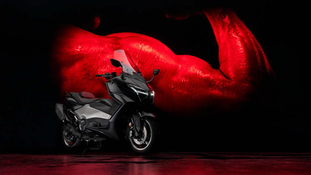 Yamaha TMAX 560 25th Anniversary: Pantalla de 7" y navegación Garmin