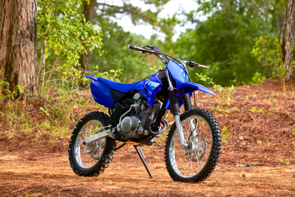 Yamaha TT-R110E: Estilo motocross