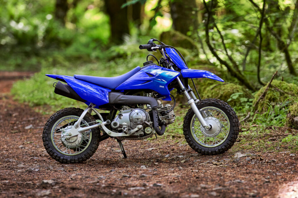 Yamaha TT-R50E: Suspensiones de largo recorrido