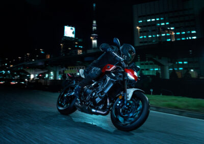 Yamaha MT-09 2027 en Redline (en acción)