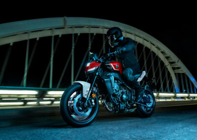 Yamaha MT-09 2027 en Redline (en acción)