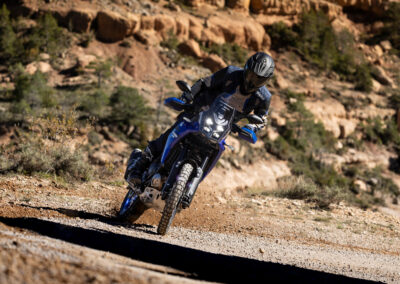Yamaha Ténéré 700 2027 en Icon Blue (en acción)