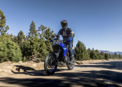Yamaha Ténéré 700 2027 en Icon Blue (en acción)