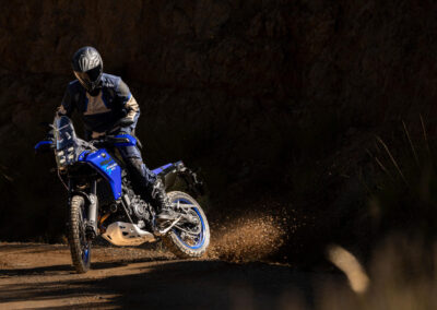 Yamaha Ténéré 700 2027 en Icon Blue (en acción)