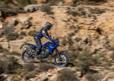 Yamaha Ténéré 700 2027 en Icon Blue (en acción)