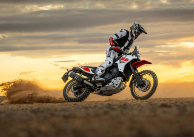 Yamaha Ténéré 700 Rally 2027 en Heritage White (en acción)