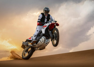 Yamaha Ténéré 700 Rally 2027 en Heritage White (en acción)