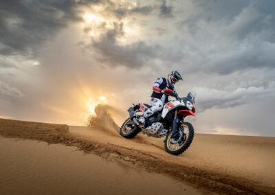 Yamaha Ténéré 700 Rally 2027 en Heritage White (en acción)