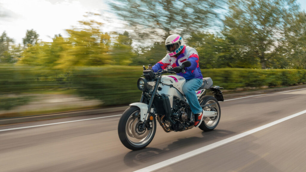 Yamaha XSR900 Neon White: Inspiración de competición