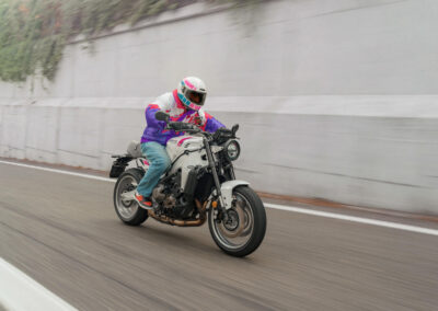 Yamaha XSR900 2027 en el nuevo color Neon White · BCN Motorbikes Barcelona
