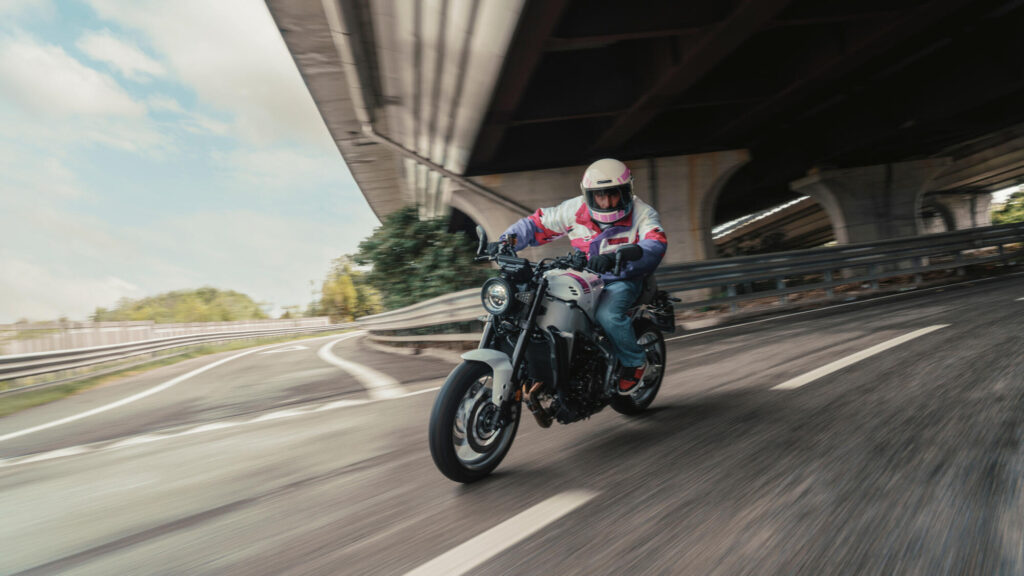 Yamaha XSR900 Neon White: Deltabox y basculante largo