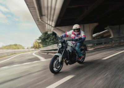 Yamaha XSR900 2027 en el nuevo color Neon White · BCN Motorbikes Barcelona