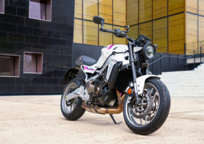 Yamaha XSR900 2027 en el nuevo color Neon White · BCN Motorbikes Barcelona