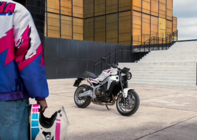 Yamaha XSR900 2027 en el nuevo color Neon White · BCN Motorbikes Barcelona